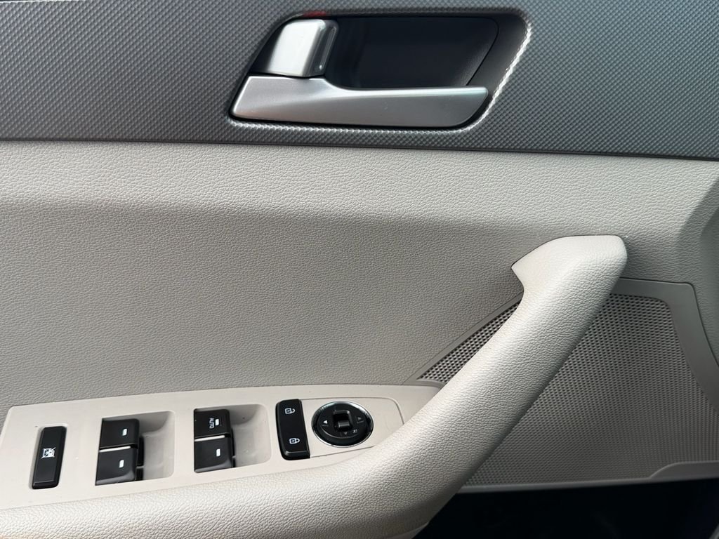 Used 2015 White Hyundai SE image 23