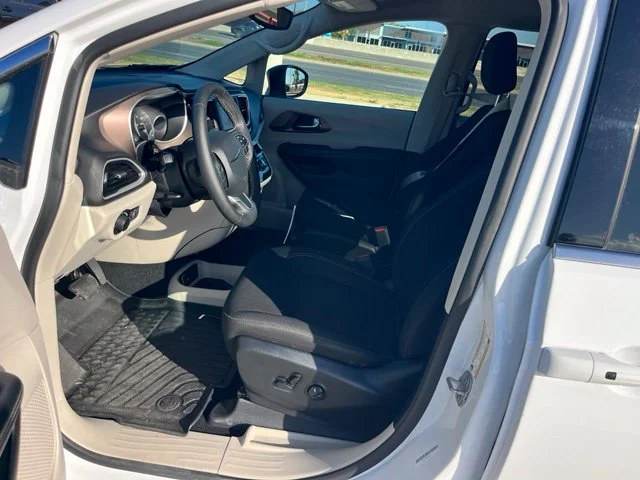 Used 2024 White Chrysler LX image 9