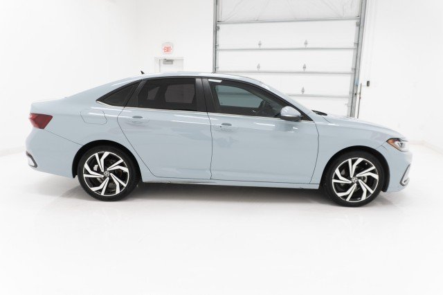 Used 2025 Monument Gray Volkswagen SEL image 4