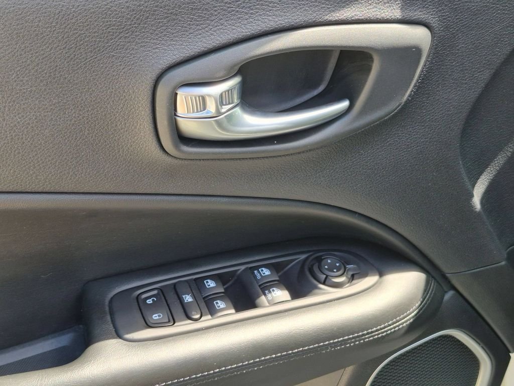 Used 2020 White Jeep Latitude image 11