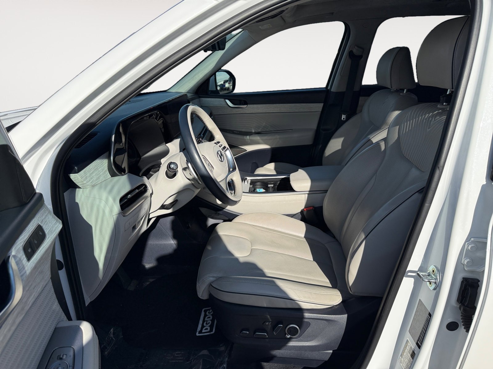 Used 2023 Hyper White Hyundai Calligraphy image 10