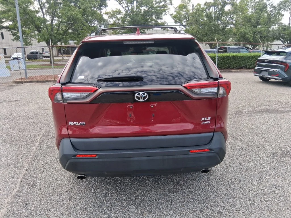 Used 2022 Red Toyota XLE Premium image 6