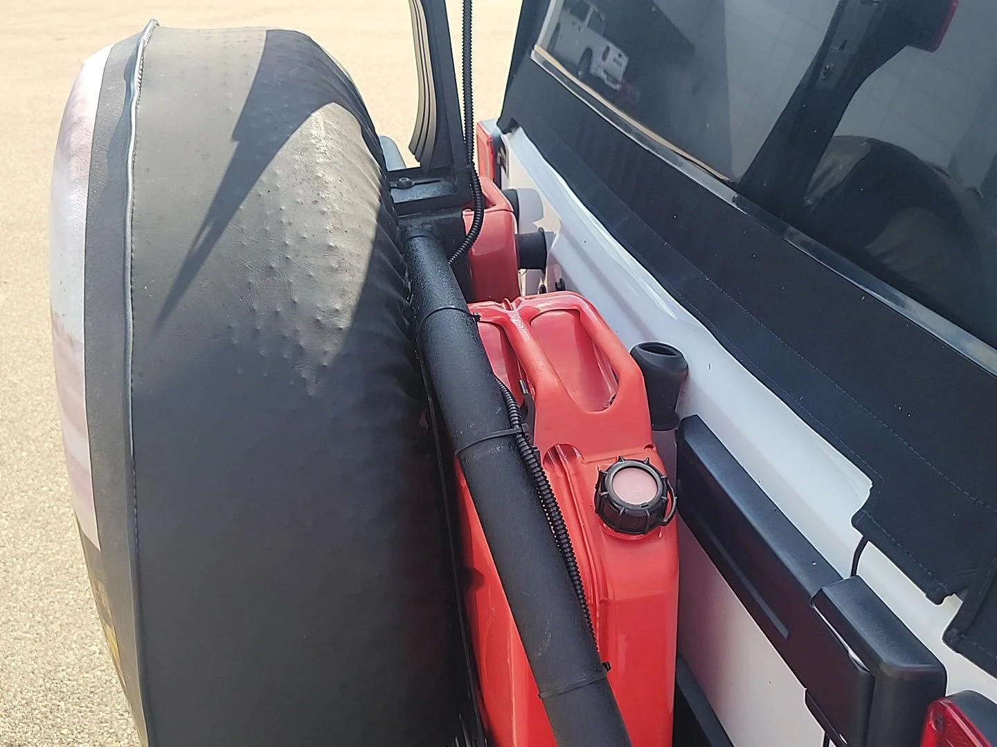 Used 2018 Bright White Clearcoat Jeep Sahara image 17
