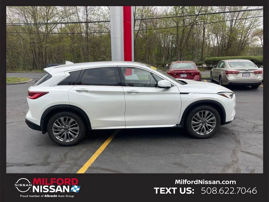 Used 2023 White INFINITI LUXE image 6