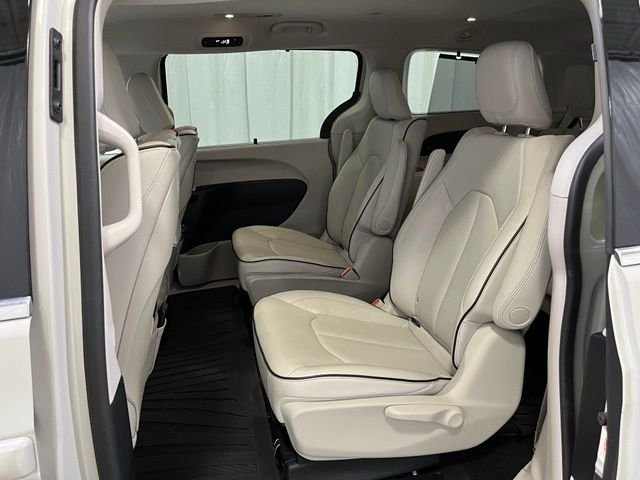 Used 2020 White Chrysler Limited image 11
