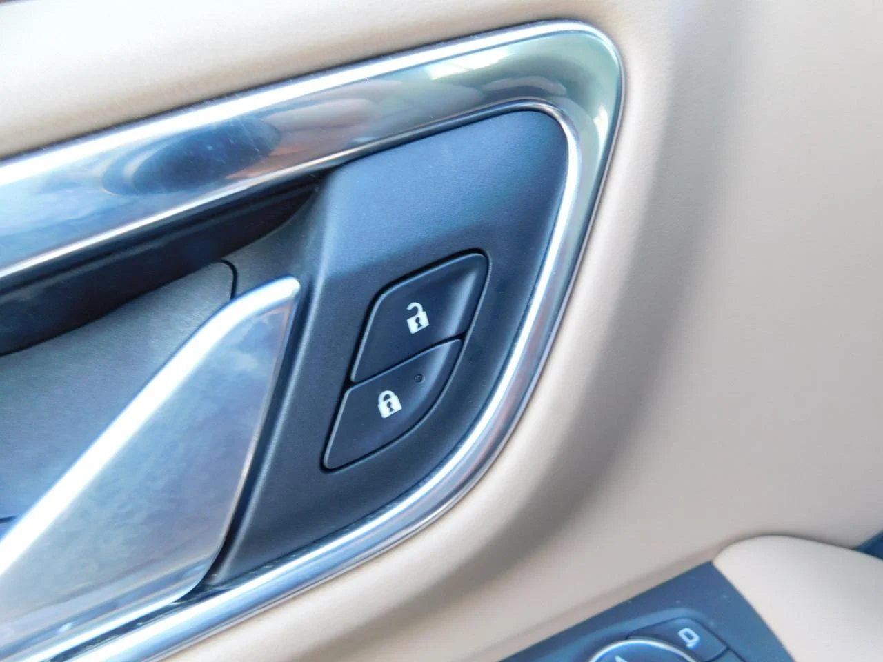 Used 2023 Iridescent Pearl Tricoat Chevrolet 2WD 4DR PREMIER image 33