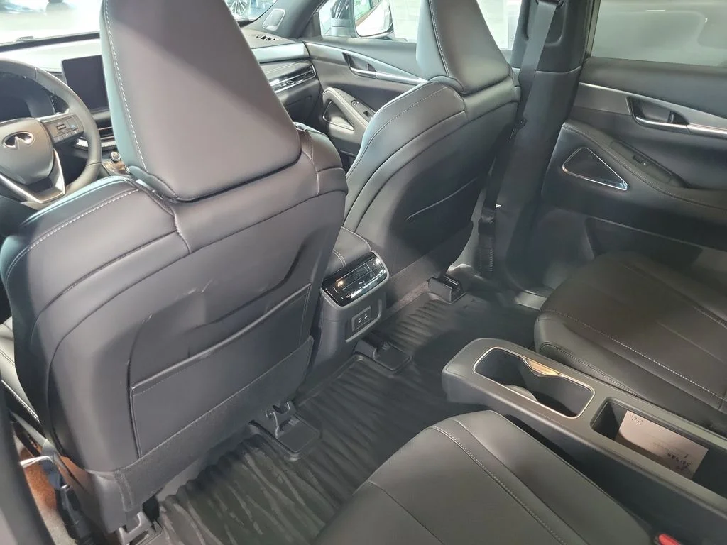 New 2027 2T RAD WHT INFINITI Sport AWD image 10