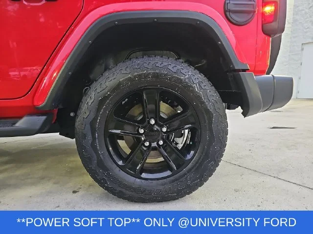 Used 2023 Red Jeep Altitude image 30