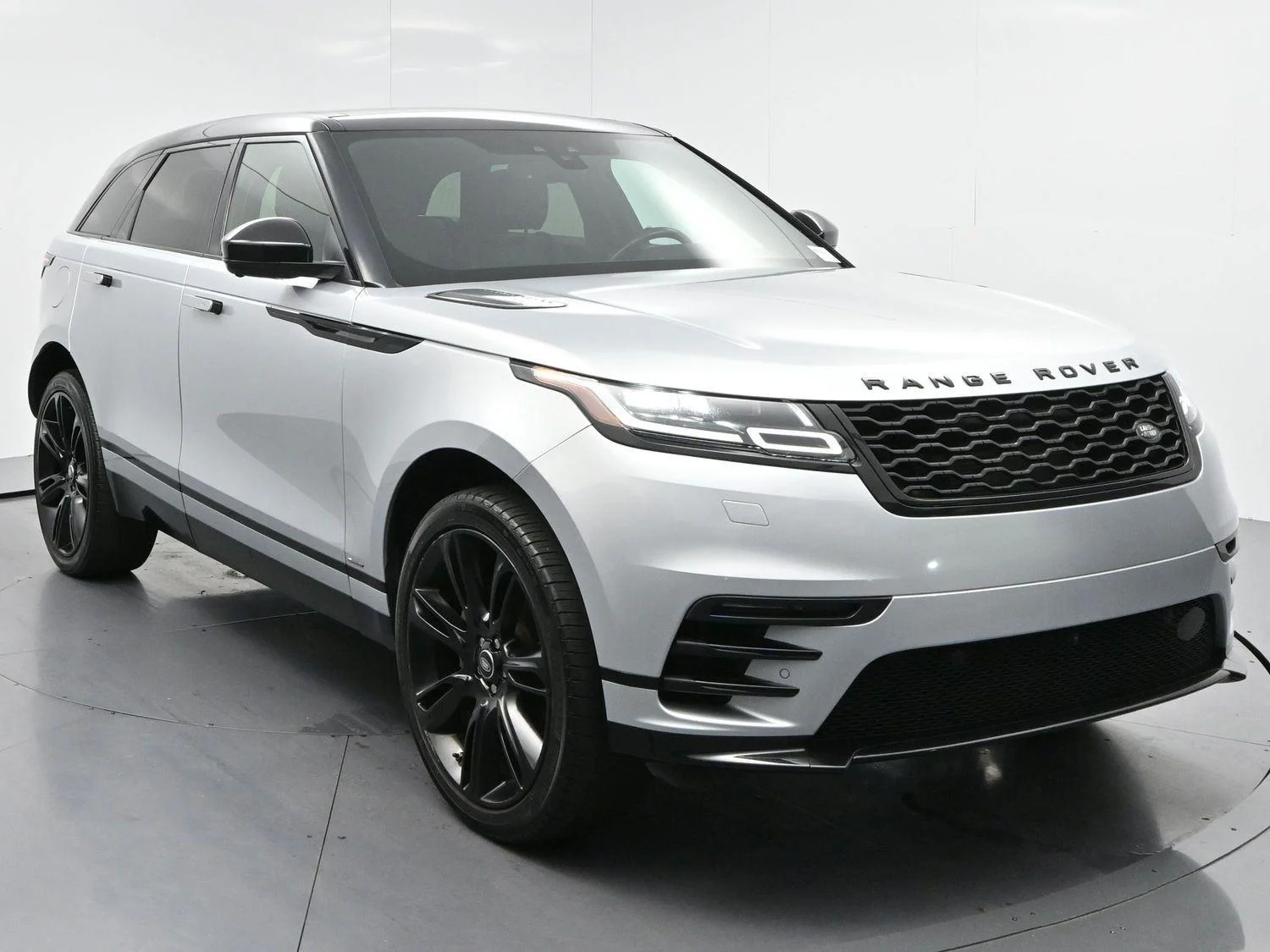 Used 2020 Silicon Silver Premium Metallic Land Rover R-Dynamic S image 2