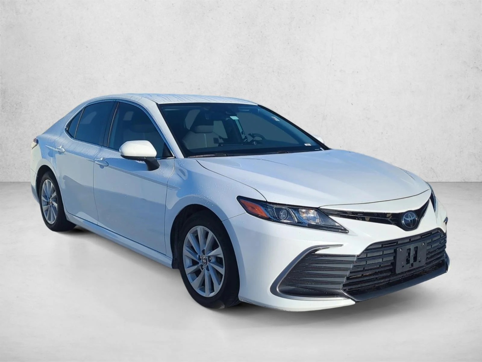 Used 2022 White Toyota LE image 3