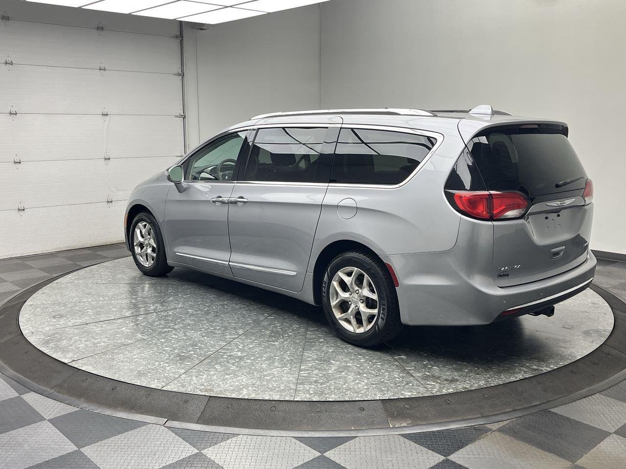 Used 2018 Billet Silver Metallic Clearcoat Chrysler Limited image 2