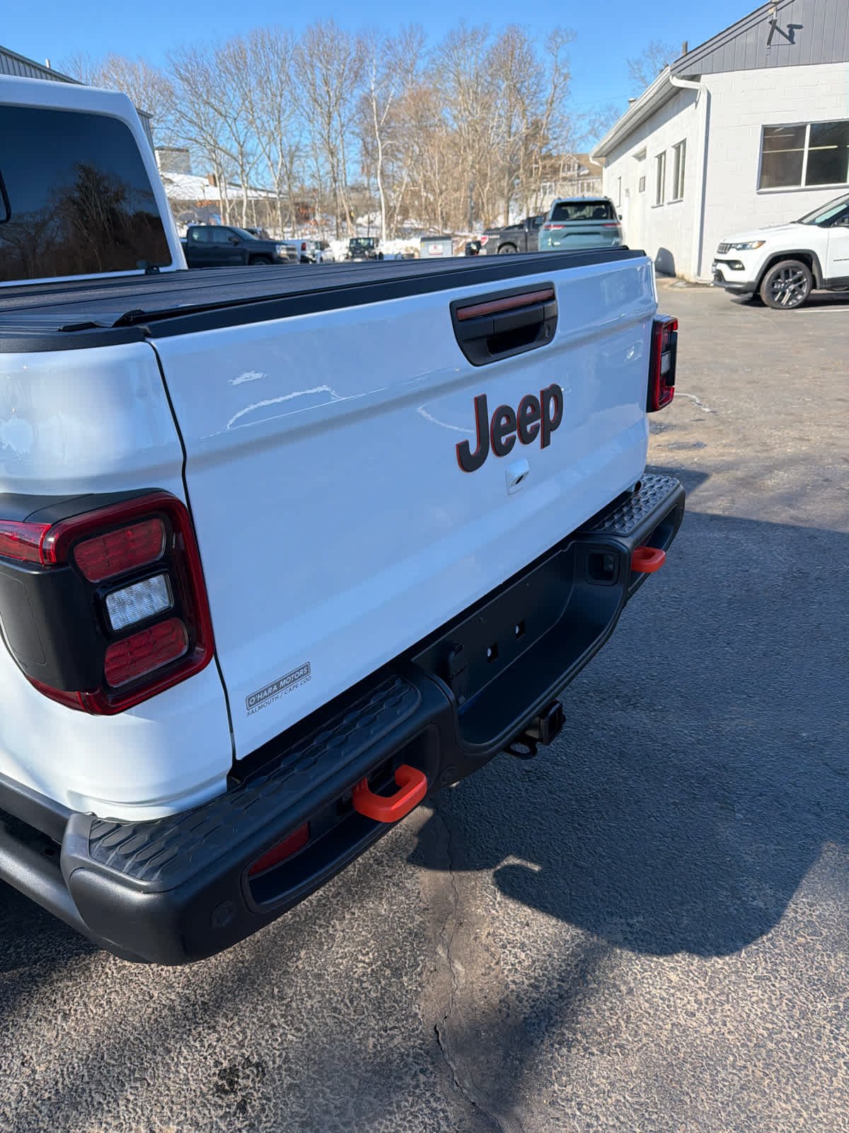 New 2026 Bright White Clear-Coat Exterior Paint Jeep Mojave X image 16