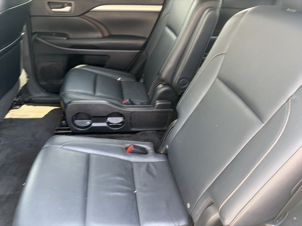 Used 2016 White Toyota XLE V6 image 29