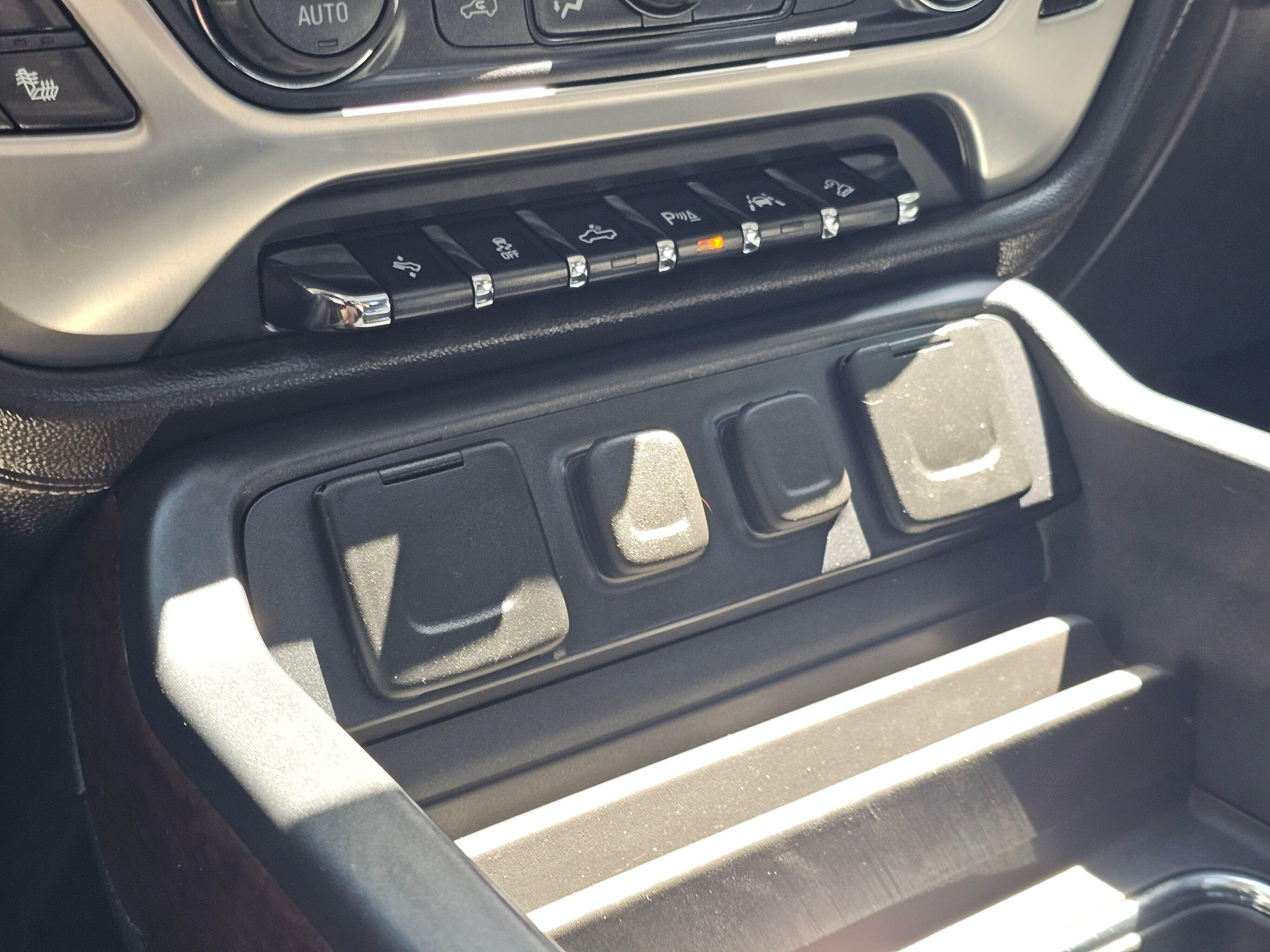 Used 2017 White Frost Tricoat GMC SLT image 31