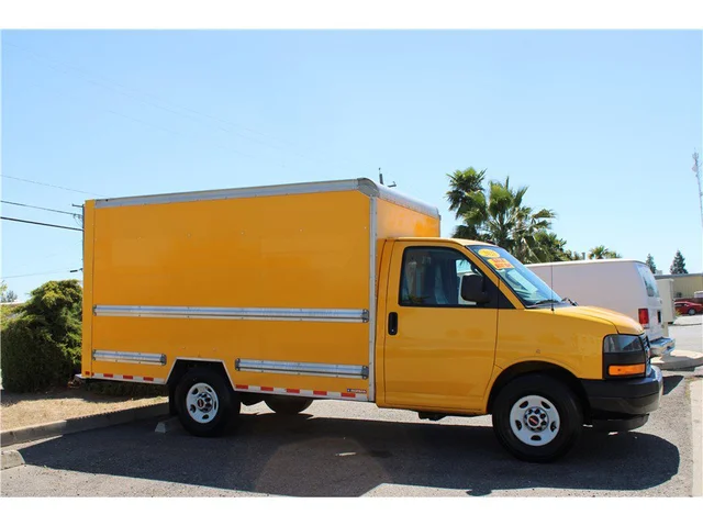 2021 GMC Savana Commercial Cutaway Cutaway Van 2D