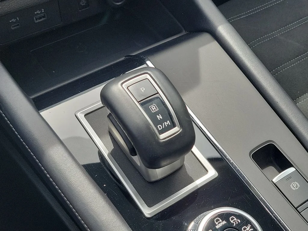 Used 2024  Mitsubishi SE image 34