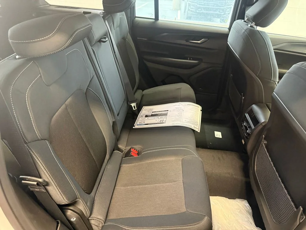 New 2026 Silver Zynith Exterior Paint Jeep Laredo X image 18