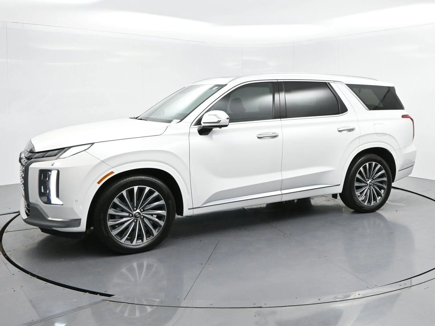 Used 2024 Hyper White Hyundai Calligraphy image 3
