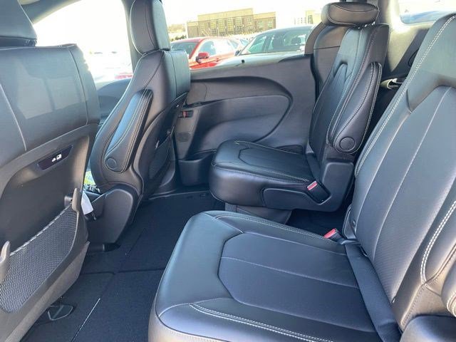 New 2026 Diamond Black Crystal Pearlcoat Chrysler Select image 8
