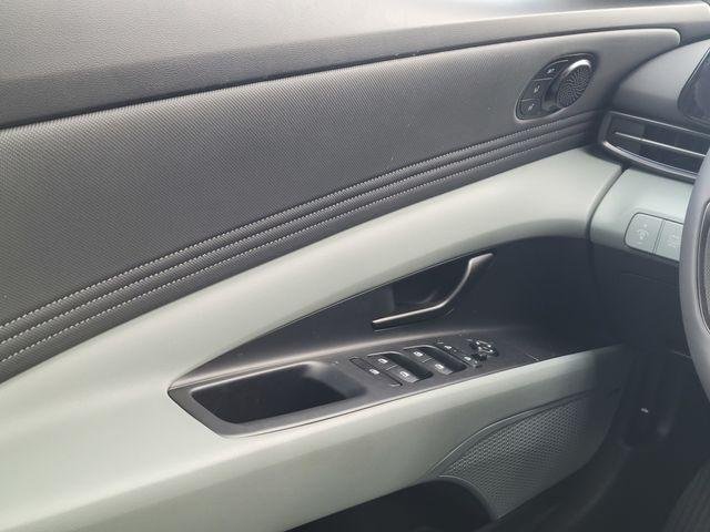 2025 Hyundai Elantra Limited - Photo 32