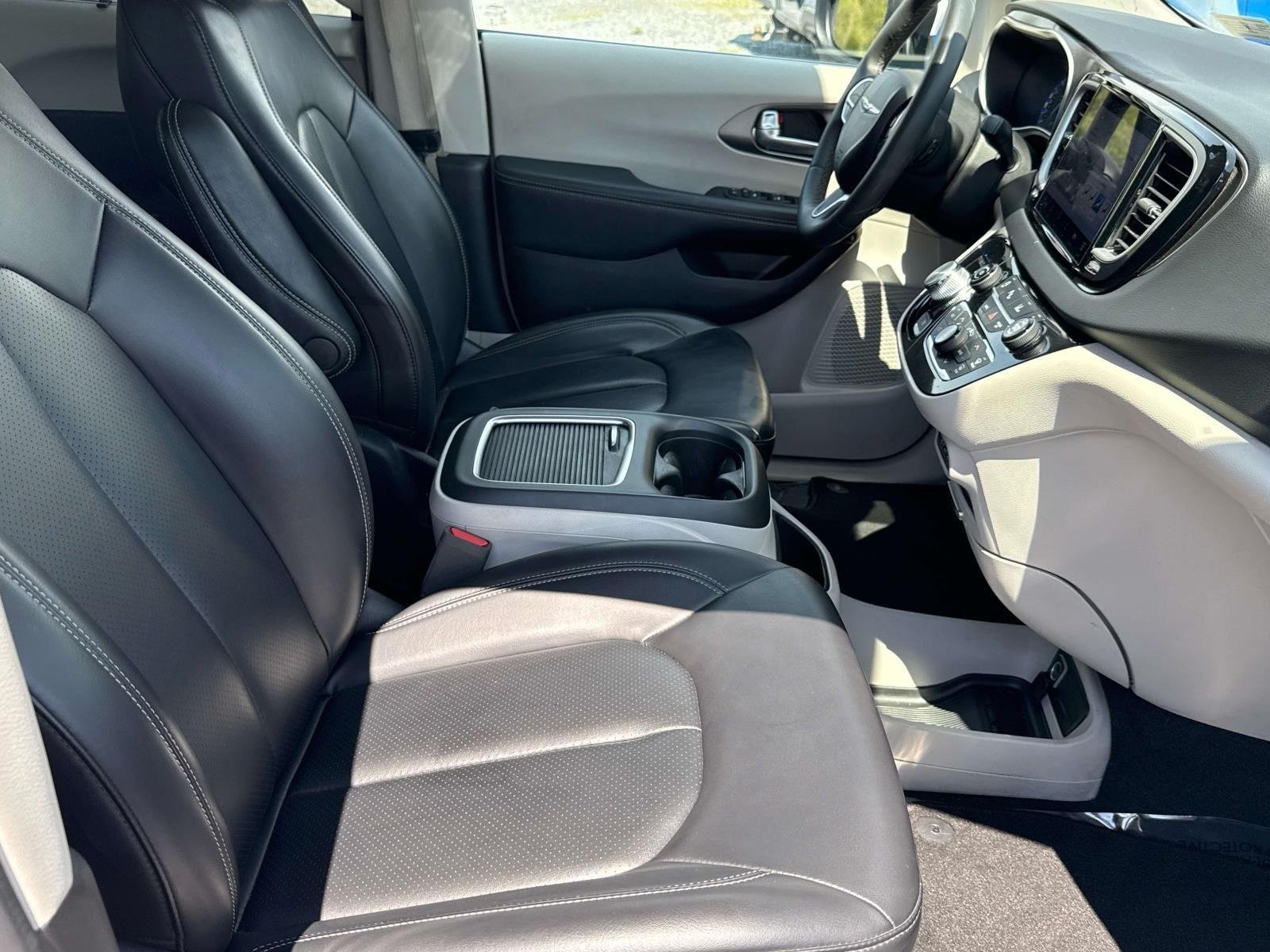 Used 2023 Bright White Clearcoat Chrysler Touring L image 9