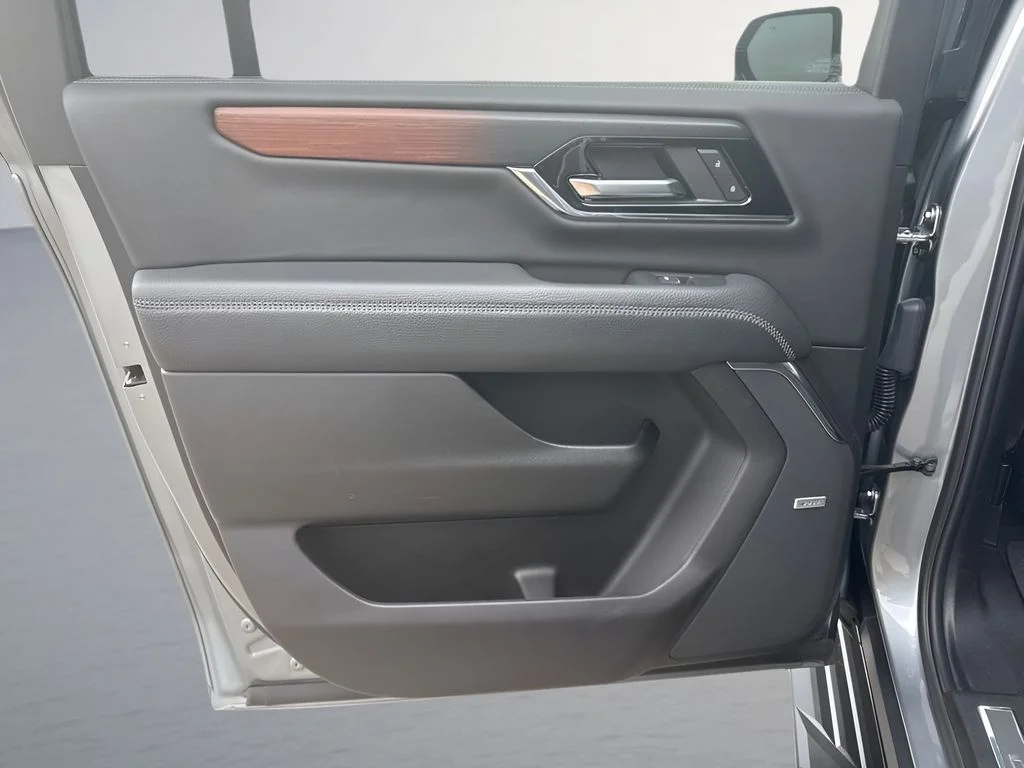 Used 2025 Silver GMC Denali image 32
