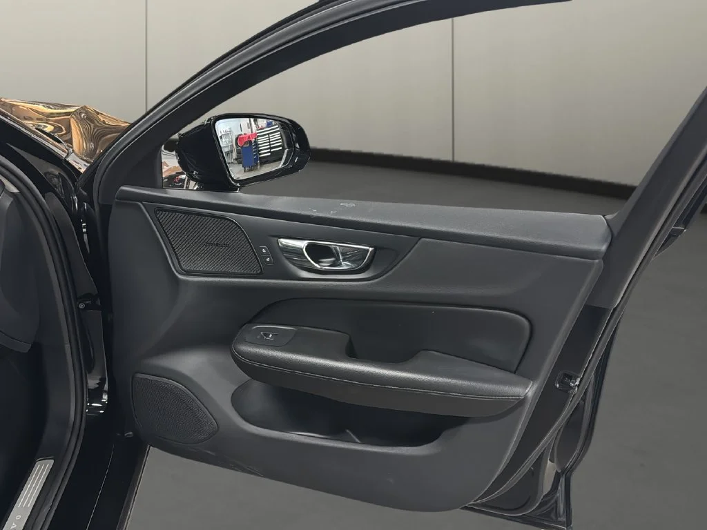 Used 2019 Black Volvo T6 Momentum image 16