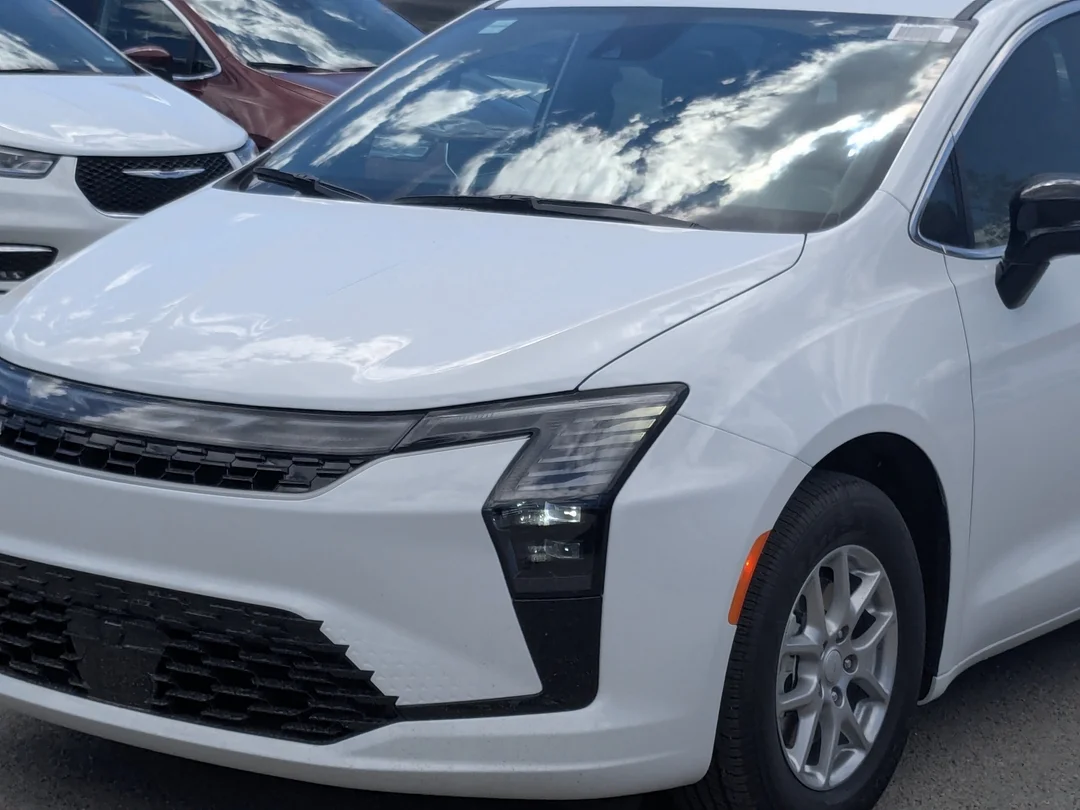 New 2027 White Chrysler Select - - FWD - Stow n Go Seating - Remote Start - Adaptive Cruise w/Stop&Go & More! image 10