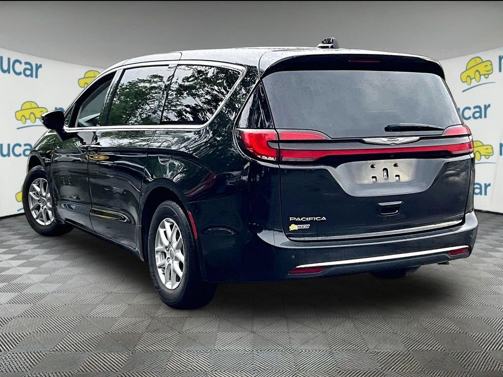 Used 2024 Diamond Black Chrysler Touring L image 4