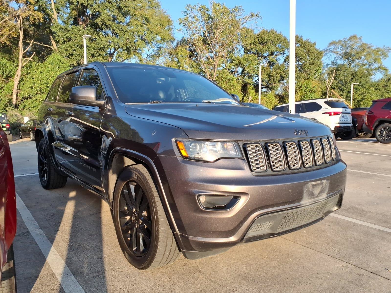 Used 2018 Crystal Metallic Jeep Altitude image 1