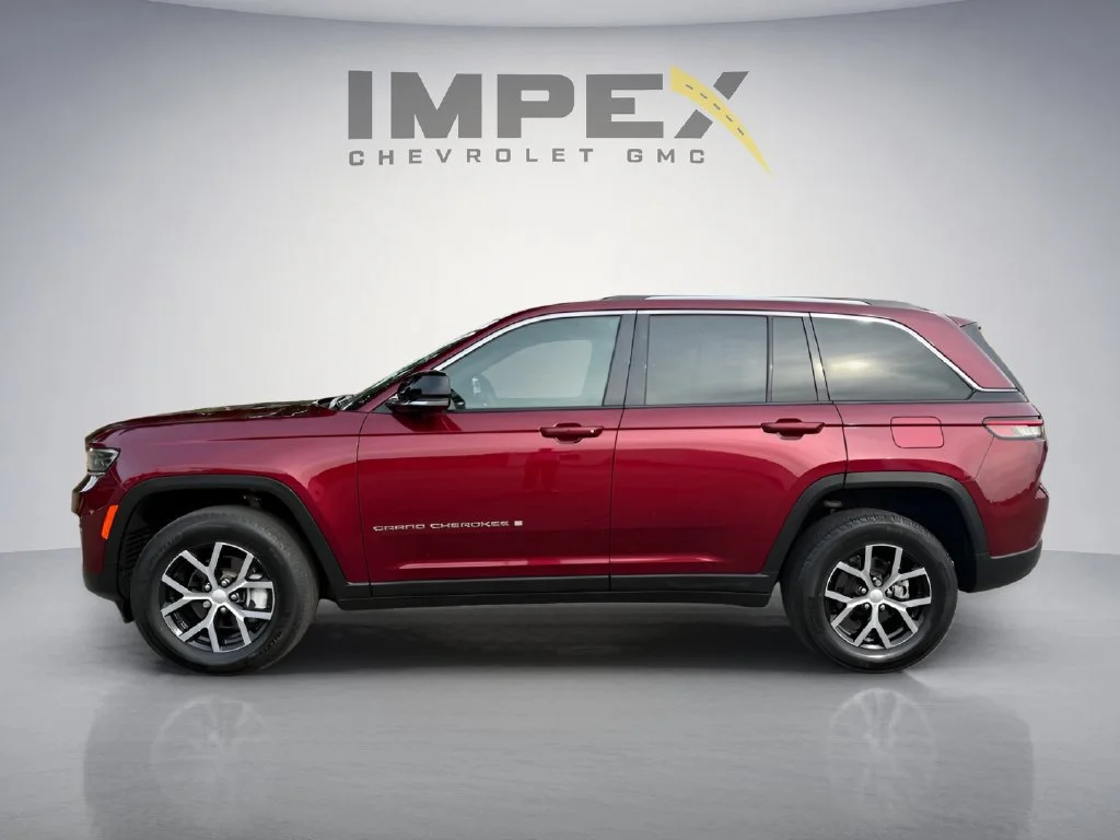 Used 2023  Jeep Limited image 2