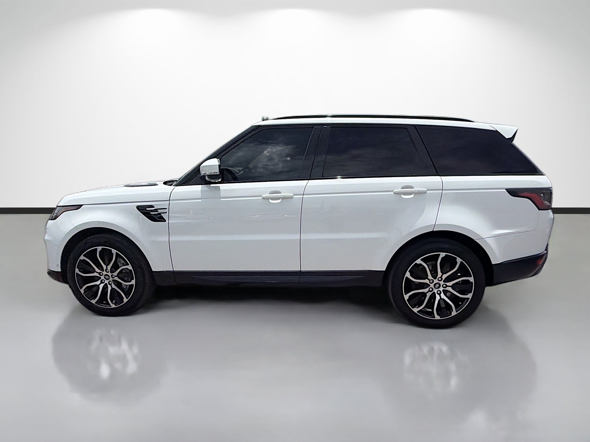 Used 2019 Fuji White Land Rover HSE image 2