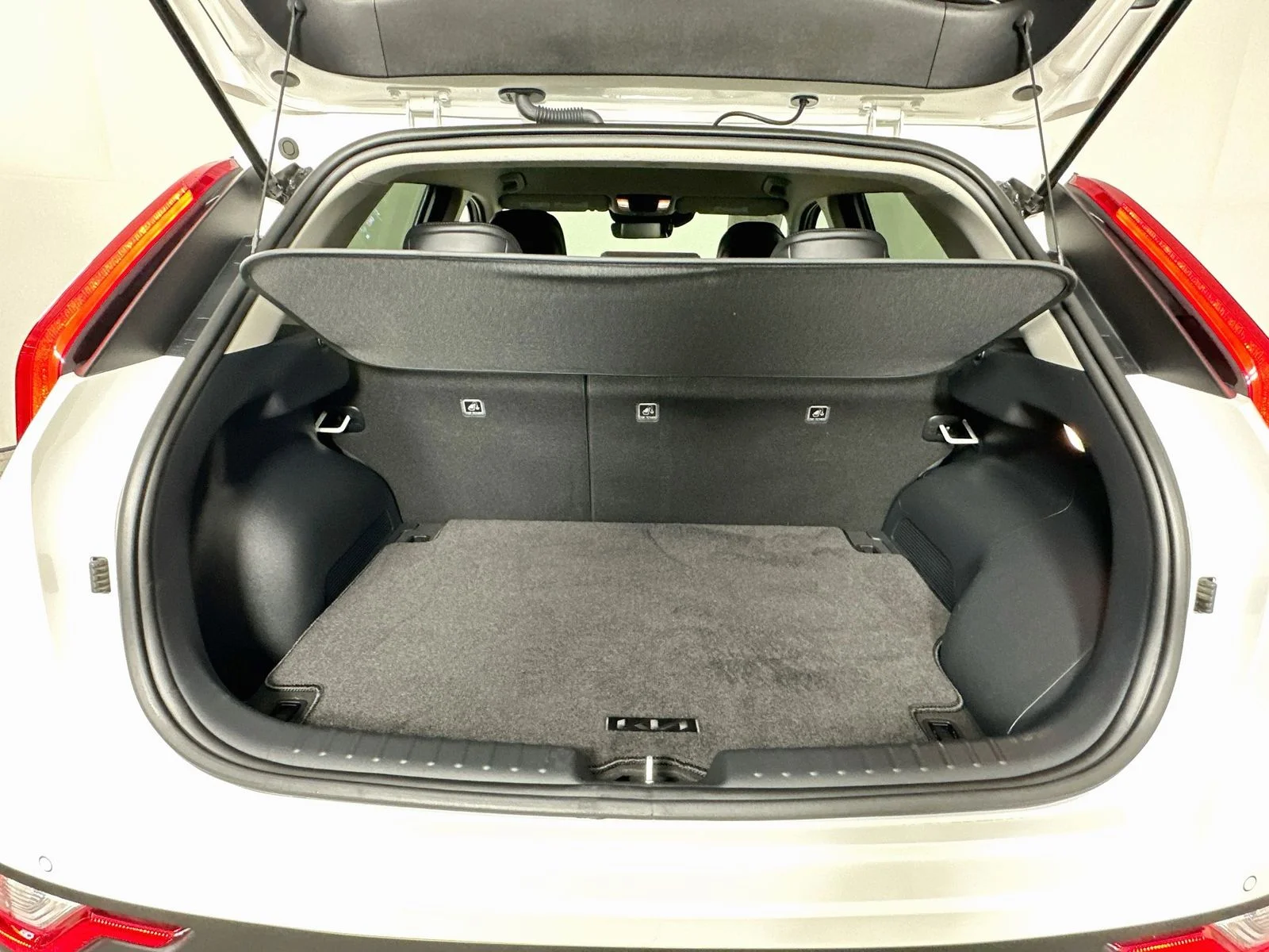 Used 2025 Snow White Pearl Kia EX image 26
