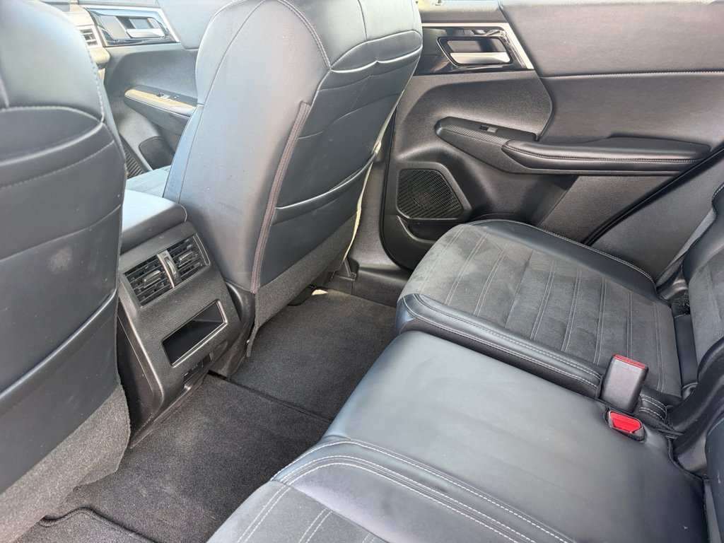 Used 2024 Alloy Silver Metallic Mitsubishi SE image 18