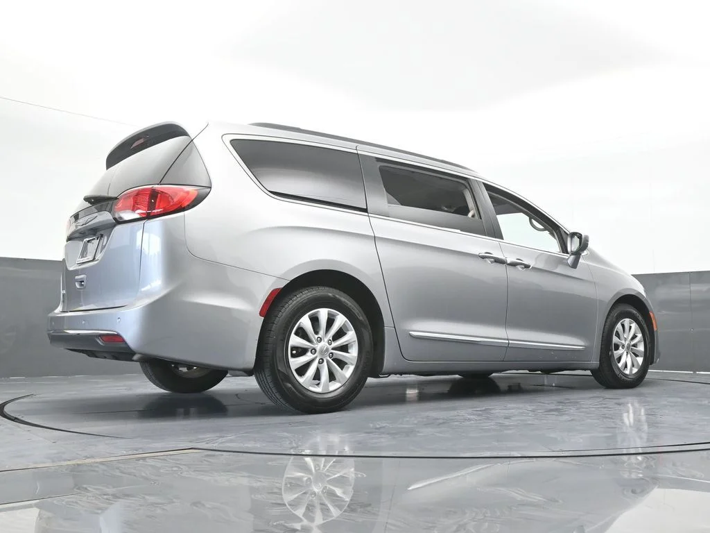 Used 2017 Billet Silver Metallic Clearcoat Chrysler Touring L image 60