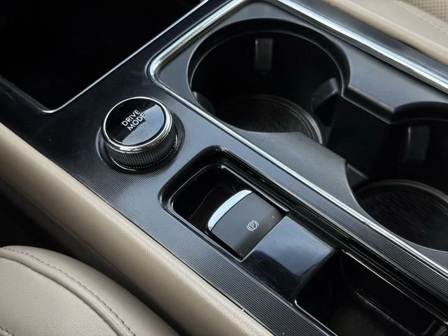 Used 2022 White Lincoln Grand Touring image 19