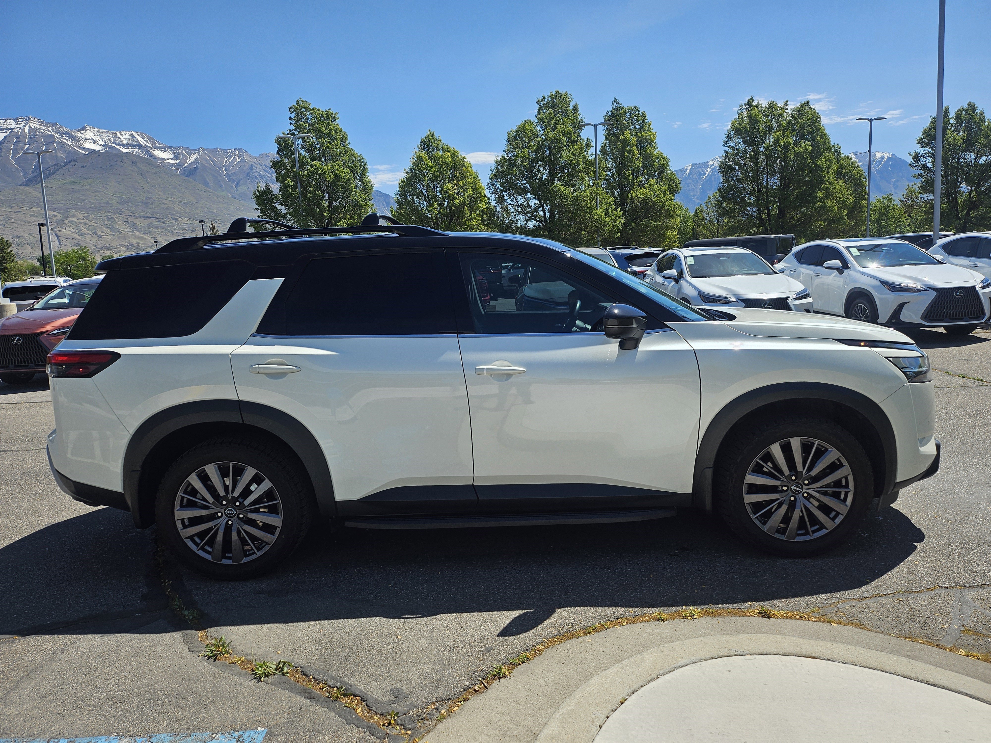 Used 2022 Pearl White Tricoat/Super Black Nissan SL image 4