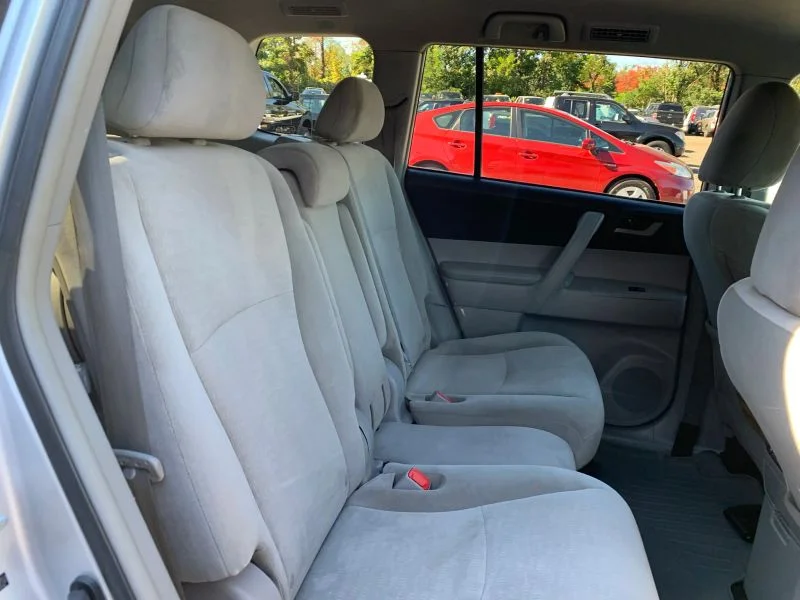 Used 2011 Silver Toyota Sport Utility 4D image 29