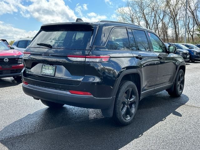New 2026 Diamond Black Crystal Pearl-Coat Exterior Paint Jeep Limited image 2