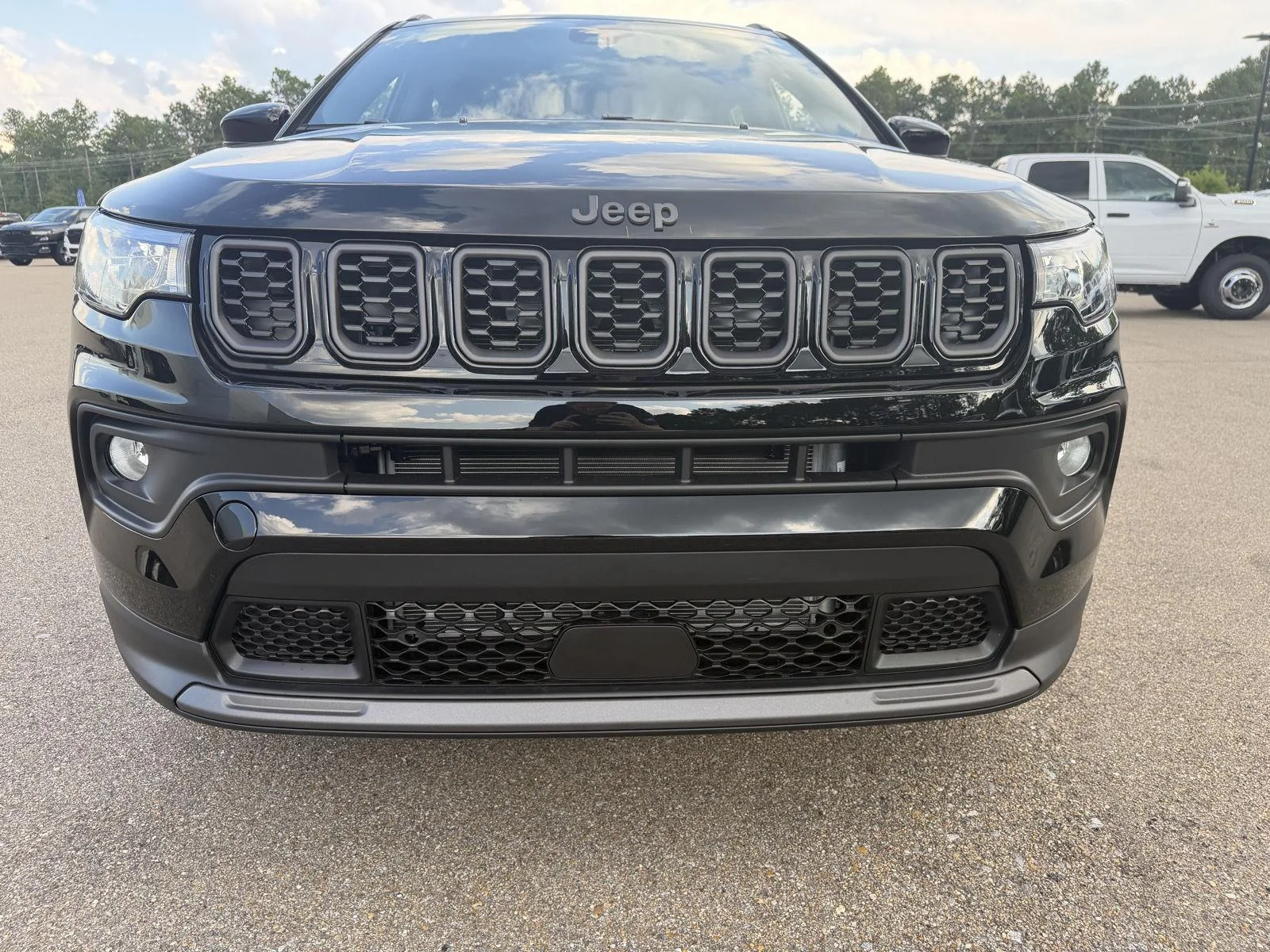 New 2026 Diamond Black Crystal Pearlcoat Jeep Latitude Altitude image 23