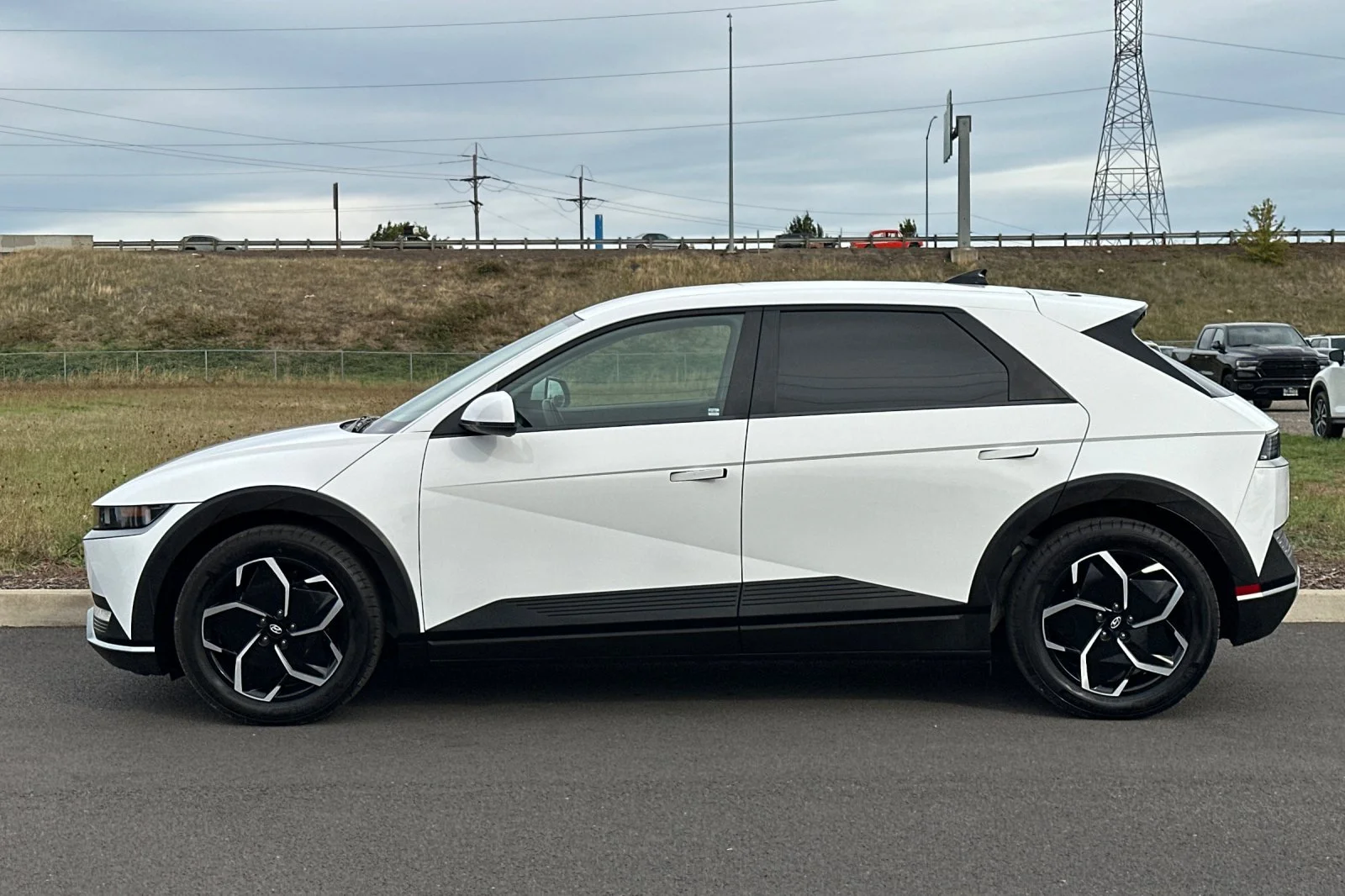 Used 2024 White Hyundai SEL image 6