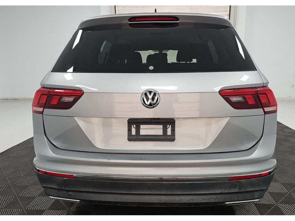 Used 2020 Pyrite Silver Metallic Volkswagen SE image 7