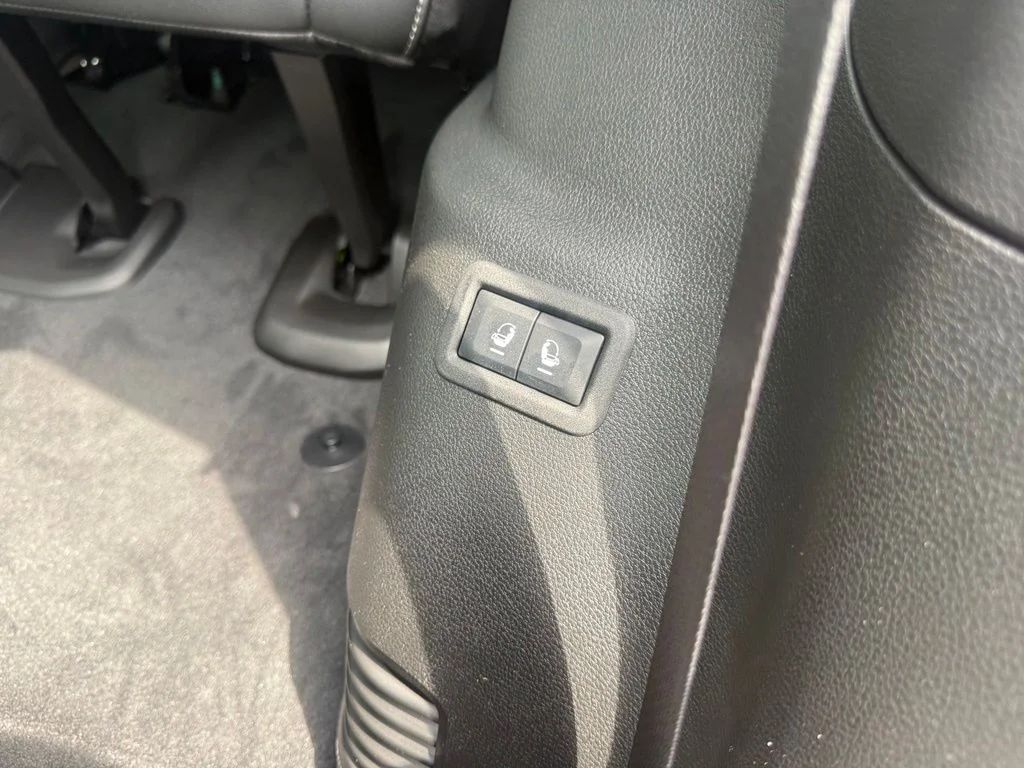 New 2026 Fathom Blue Pearlcoat Jeep Upland image 36