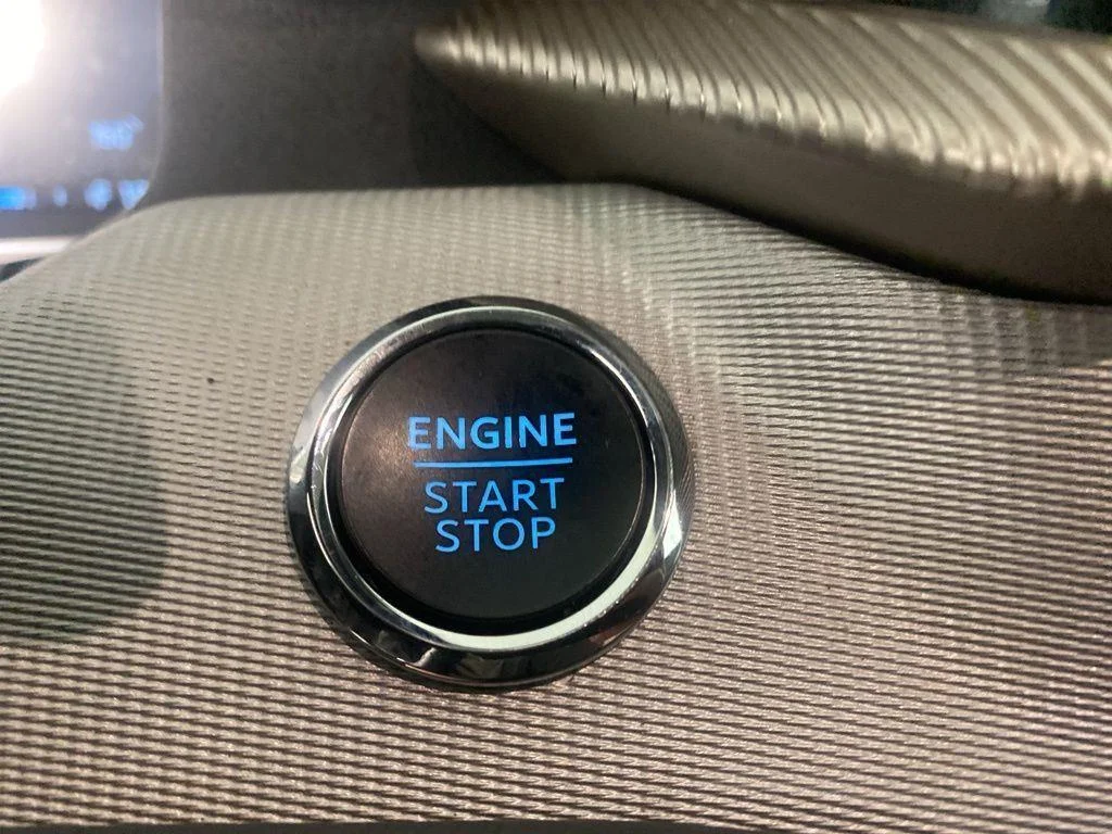 Used 2025 Vapor Blue Ford Active image 8