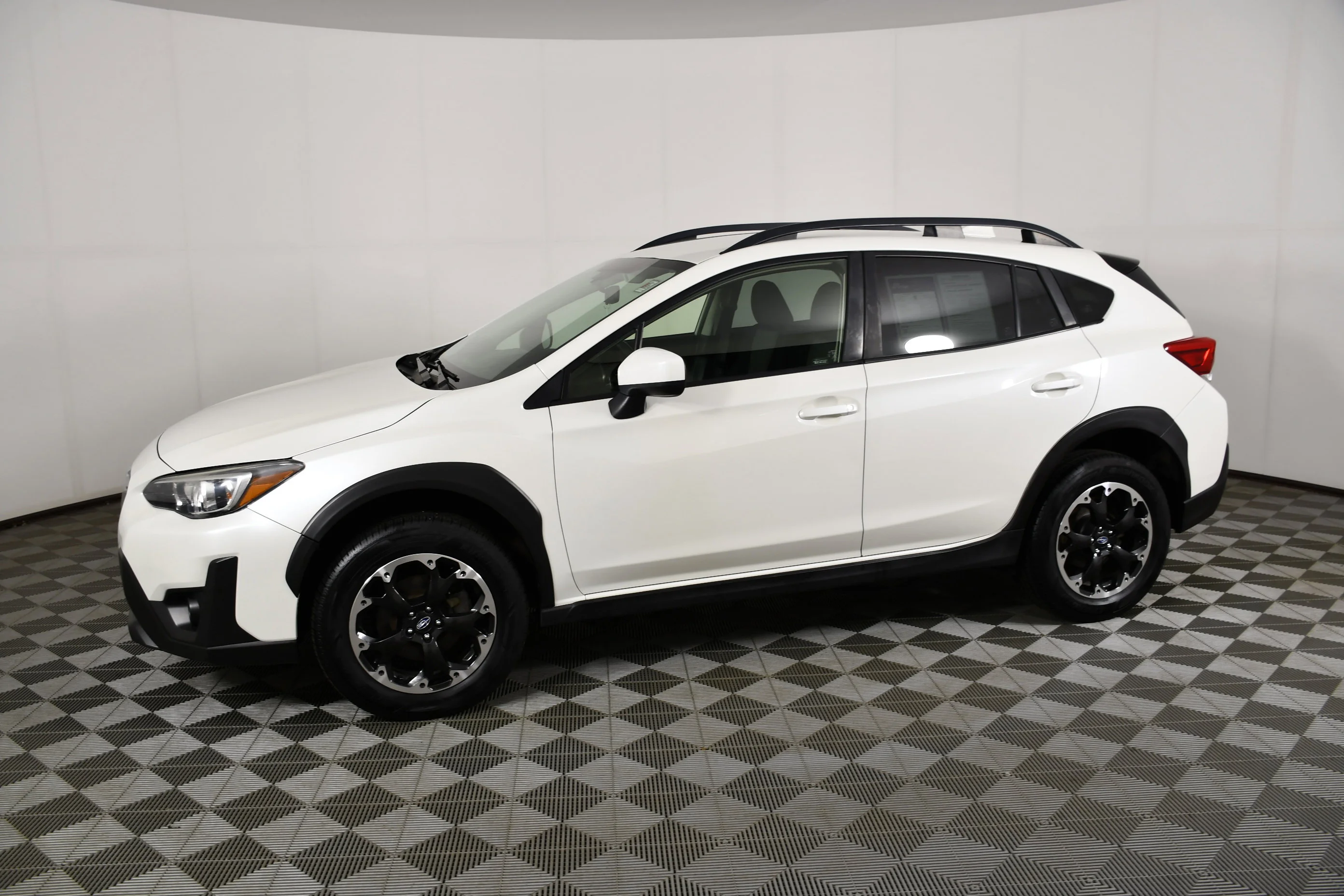 Used 2022 Crystal White Pearl Subaru Premium image 9