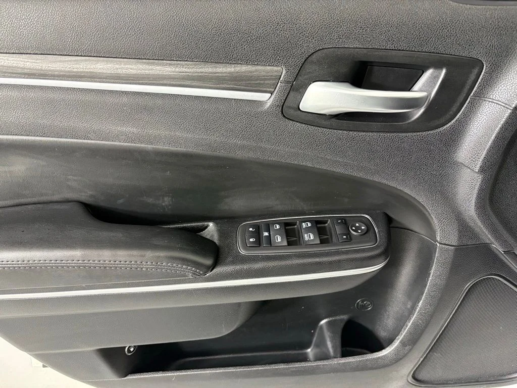 Used 2019 White Chrysler Touring image 19