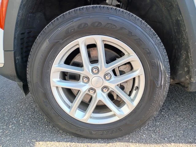 Used 2023 White Jeep Laredo image 21