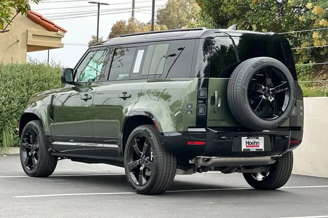 New 2026 Woolstone Green Land Rover X-Dynamic SE image 3