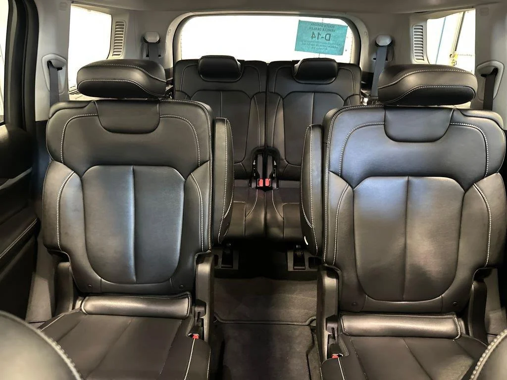 Used 2023 Diamond Black Crystal Pearlcoat Jeep Limited image 27