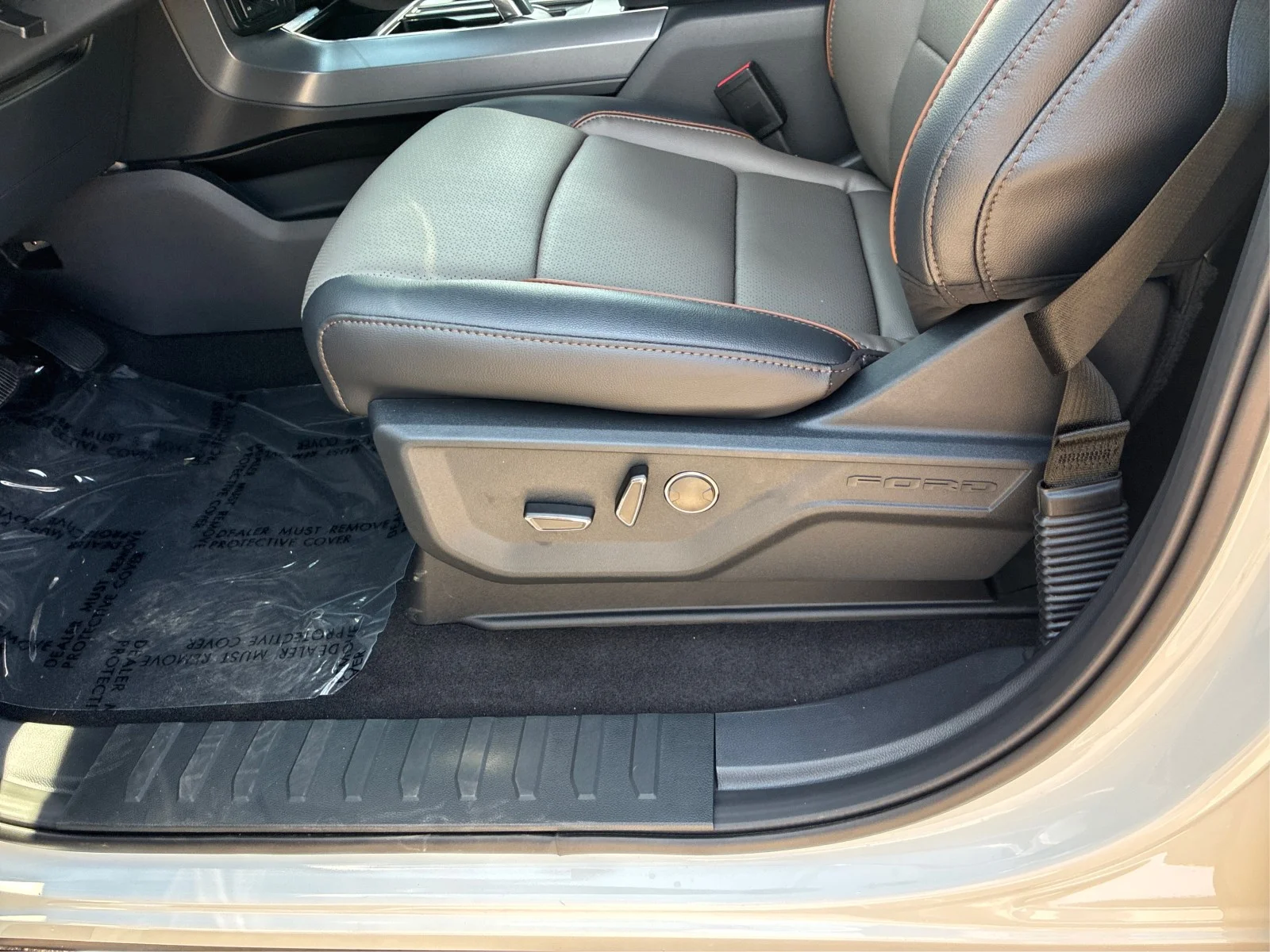 New 2026 Star White Metallic Tri-Coat Ford Lariat® image 17